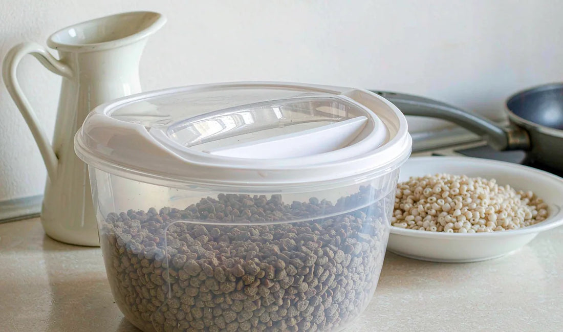 A transparent container lid showing the kibble level